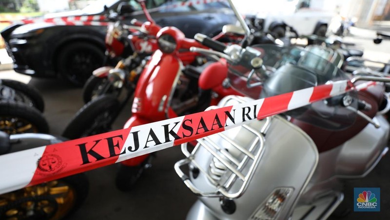Kejaksaan Agung menyita puluhan sepeda motor mewah terkait kasus dugaan suap dan atau gratifikasi terkait perkara korupsi pemberian fasilitas ekspor crude palm oil (CPO) atau minyak sawit mentah di Pengadilan Negeri Jakarta Pusat, Senin (14/4/2025). (CNBC Indonesia/Tri Susilo)