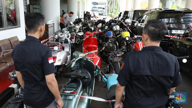 Kejaksaan Agung menyita puluhan sepeda motor mewah terkait kasus dugaan suap dan atau gratifikasi terkait perkara korupsi pemberian fasilitas ekspor crude palm oil (CPO) atau minyak sawit mentah di Pengadilan Negeri Jakarta Pusat, Senin (14/4/2025). (CNBC Indonesia/Tri Susilo)