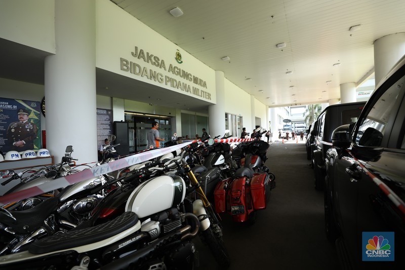 Kejaksaan Agung menyita puluhan sepeda motor mewah terkait kasus dugaan suap dan atau gratifikasi terkait perkara korupsi pemberian fasilitas ekspor crude palm oil (CPO) atau minyak sawit mentah di Pengadilan Negeri Jakarta Pusat, Senin (14/4/2025). Kejaksaan Agung menyita puluhan sepeda motor mewah terkait kasus dugaan suap dan atau gratifikasi terkait perkara korupsi pemberian fasilitas ekspor crude palm oil (CPO) atau minyak sawit mentah di Pengadilan Negeri Jakarta Pusat, Senin (14/4/2025). (CNBC Indonesia/Tri Susilo)