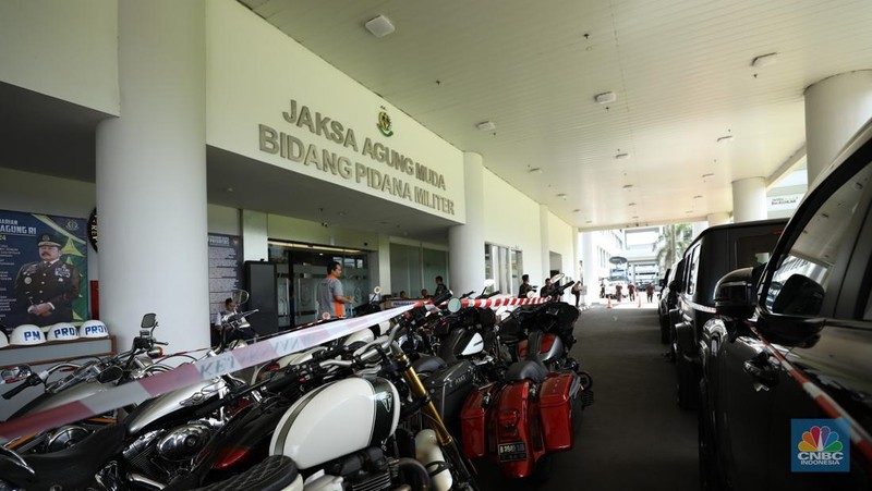 Kejaksaan Agung menyita puluhan sepeda motor mewah terkait kasus dugaan suap dan atau gratifikasi terkait perkara korupsi pemberian fasilitas ekspor crude palm oil (CPO) atau minyak sawit mentah di Pengadilan Negeri Jakarta Pusat, Senin (14/4/2025). (CNBC Indonesia/Tri Susilo)