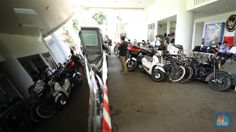 Kejaksaan Agung menyita puluhan sepeda motor mewah terkait kasus dugaan suap dan atau gratifikasi terkait perkara korupsi pemberian fasilitas ekspor crude palm oil (CPO) atau minyak sawit mentah di Pengadilan Negeri Jakarta Pusat, Senin (14/4/2025). (CNBC Indonesia/Tri Susilo)