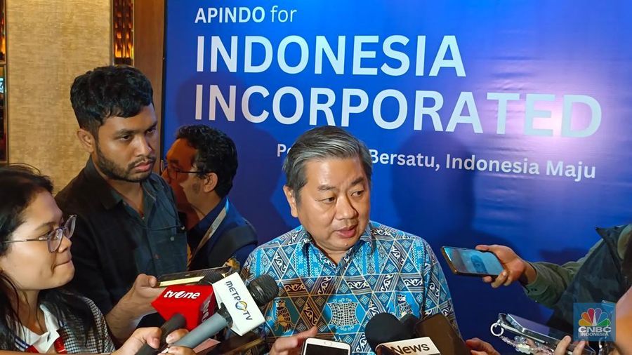 Ketua Bidang Industri Manufaktur APINDO/ Ketua Umum GAPMMI Adhi S Lukman saat ditemui usai acara Halal Bi Halal Apindo di Jakarta, Senin malam (14/4/2025). (CNBC Indonesia/Martyasari Rizky)