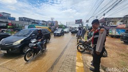 Genangan Air di Alang-alang Lebar Palembang Bikin Macet