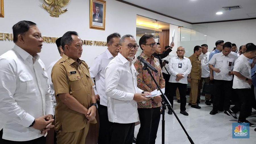 Konferensi Pers Menko Pangan beserta Mendagri, Menkes, Menkop, dan Mendes dalam Rapat Koordinasi terkait Pembentukan Koperasi Desa di Gedung Graha Mandiri, Senin (14/4/2025).(CNBC Indonesia/Chandra Dwi)