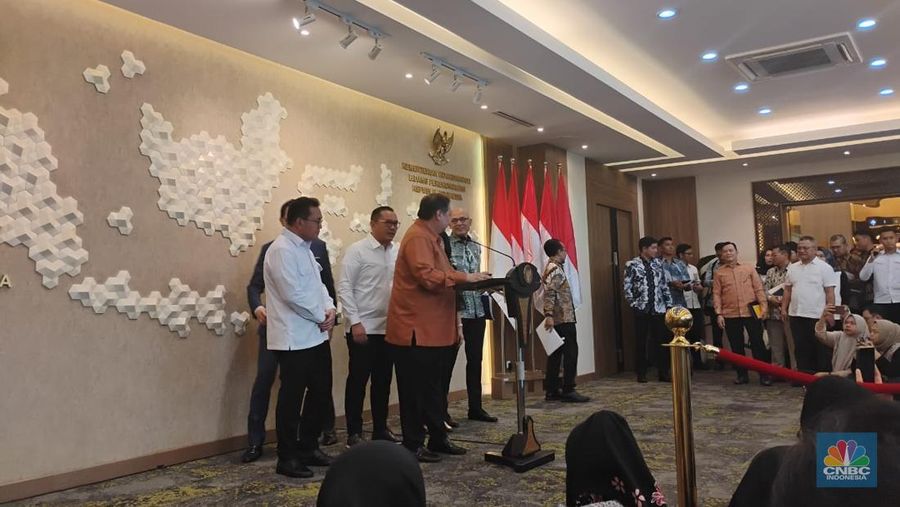 Menko Perekonomian, Airlangga Hartarto memberikan paparan dalam Konferensi Pers Perkembangan dan Persiapan Pertemuan dengan Pemerintah Amerika Serikat Terkait Tarif Perdagangan di Jakarta, Senin (14/4/2025). (վ/Arrijal Rachman)