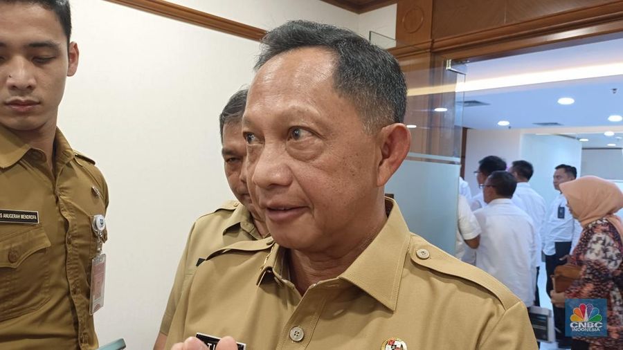 Menteri Dalam Negeri (Mendagri) Tito Karnavian saat ditemui di kantor Kemenko Pangan, Jakarta, Senin (14/4/2025). (²©²ÊÍøÕ¾/Martyasari RIzky)