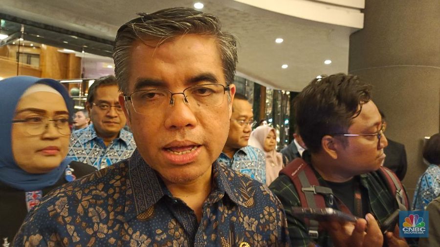 Menteri Ketenagakerjaan (Menaker) Yassierli saat ditemui usai acara Halal Bi Halal Apindo di Jakarta, Senin (14/4/2025). (CNBC Indonesia/Martyari Rizky)