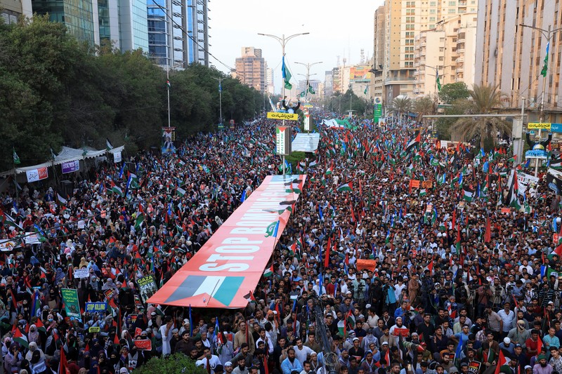 Orang-orang mengibarkan bendera selama unjuk rasa pro-Palestina yang disebut Orang-orang mengibarkan bendera selama unjuk rasa pro-Palestina yang disebut
