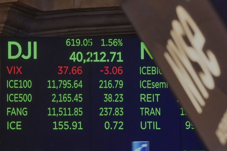Papan di atas lantai perdagangan Bursa Efek New York menunjukkan angka penutupan rata-rata industri Dow Jones, Jumat, 11 April 2025.