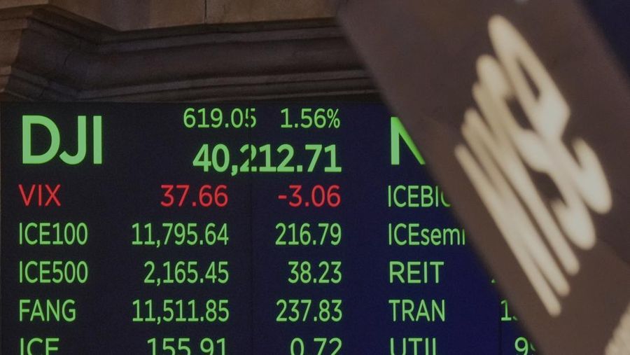 Papan di atas lantai perdagangan Bursa Efek New York menunjukkan angka penutupan rata-rata industri Dow Jones, Jumat, 11 April 2025. Papan di atas lantai perdagangan Bursa Efek New York menunjukkan angka penutupan rata-rata industri Dow Jones, Jumat, 11 April 2025. (AP Photo/Richard Drew)