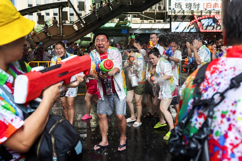 Para pengunjung bermain air saat merayakan liburan Songkran, yang menandai Tahun Baru Thailand, di Bangkok, Thailand, 13 April 2025. Para pengunjung bermain air saat merayakan liburan Songkran, yang menandai Tahun Baru Thailand, di Bangkok, Thailand, 13 April 2025. (REUTERS/Chalinee Thirasupa)