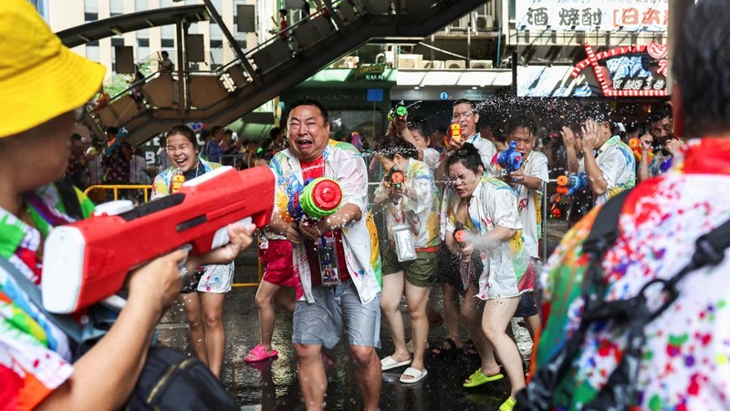 Para pengunjung bermain air saat merayakan liburan Songkran, yang menandai Tahun Baru Thailand, di Bangkok, Thailand, 13 April 2025. (REUTERS/Chalinee Thirasupa)