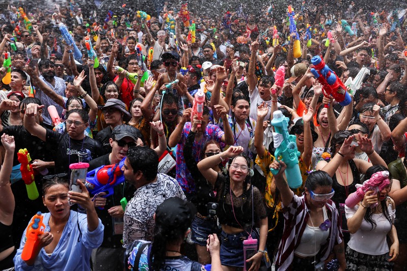 Para pengunjung bermain air saat merayakan liburan Songkran, yang menandai Tahun Baru Thailand, di Bangkok, Thailand, 13 April 2025. Para pengunjung bermain air saat merayakan liburan Songkran, yang menandai Tahun Baru Thailand, di Bangkok, Thailand, 13 April 2025. (REUTERS/Chalinee Thirasupa)