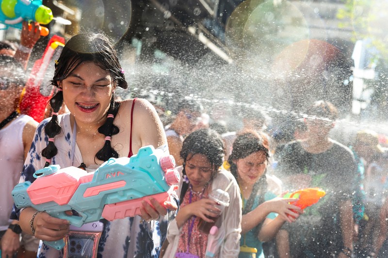 Para pengunjung bermain air saat merayakan liburan Songkran, yang menandai Tahun Baru Thailand, di Bangkok, Thailand, 13 April 2025. Para pengunjung bermain air saat merayakan liburan Songkran, yang menandai Tahun Baru Thailand, di Bangkok, Thailand, 13 April 2025. (REUTERS/Chalinee Thirasupa)