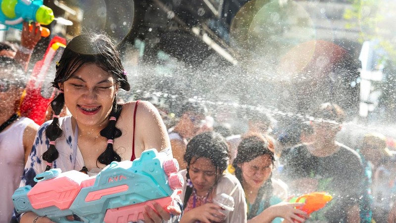 Para pengunjung bermain air saat merayakan liburan Songkran, yang menandai Tahun Baru Thailand, di Bangkok, Thailand, 13 April 2025. (REUTERS/Chalinee Thirasupa)