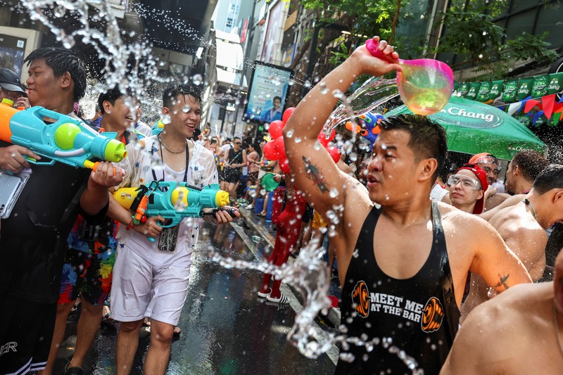 Para pengunjung bermain air saat merayakan liburan Songkran, yang menandai Tahun Baru Thailand, di Bangkok, Thailand, 13 April 2025. Para pengunjung bermain air saat merayakan liburan Songkran, yang menandai Tahun Baru Thailand, di Bangkok, Thailand, 13 April 2025. (REUTERS/Chalinee Thirasupa)