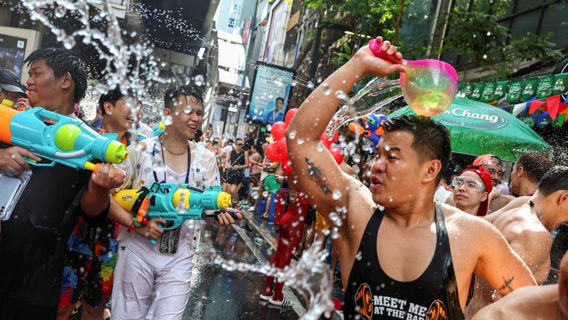 Para pengunjung bermain air saat merayakan liburan Songkran, yang menandai Tahun Baru Thailand, di Bangkok, Thailand, 13 April 2025. (REUTERS/Chalinee Thirasupa)