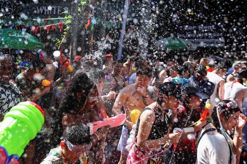 Para pengunjung bermain air saat merayakan liburan Songkran, yang menandai Tahun Baru Thailand, di Bangkok, Thailand, 13 April 2025. Para pengunjung bermain air saat merayakan liburan Songkran, yang menandai Tahun Baru Thailand, di Bangkok, Thailand, 13 April 2025. (REUTERS/Chalinee Thirasupa)