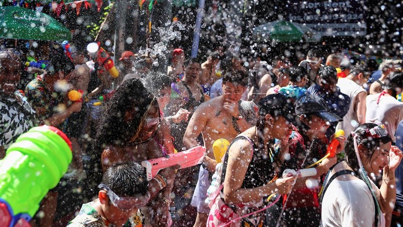Para pengunjung bermain air saat merayakan liburan Songkran, yang menandai Tahun Baru Thailand, di Bangkok, Thailand, 13 April 2025. (REUTERS/Chalinee Thirasupa)