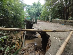 Longsor, Jembatan Penghubung 2 Desa di Pamekasan Ditutup
