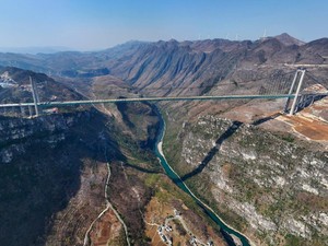 Jembatan Tertinggi di Dunia Made in China Diuji dengan 96 Truk