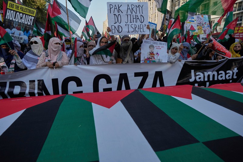 Orang-orang mengibarkan bendera selama unjuk rasa pro-Palestina yang disebut 