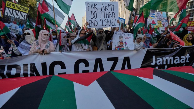 Orang-orang mengibarkan bendera selama unjuk rasa pro-Palestina yang disebut 