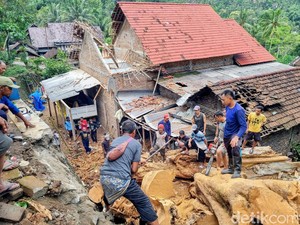 Pohon Pule Keramat Ambruk Timpa Rumah Warga di Ponorogo
