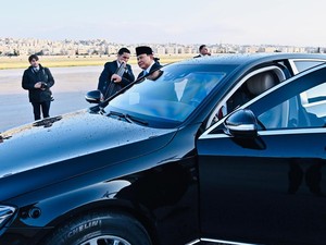 Raja Yordania Abdullah II Kendarai Mobil Antar Langsung Prabowo ke Hotel