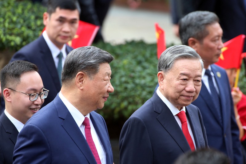 Presiden China Xi Jinping dan Sekretaris Jenderal Partai Komunis Vietnam To Lam mengadakan pertemuan bilateral di Hanoi, Vietnam, Senin (14/4/2025). (NHAC NGUYEN/Pool via REUTERS) Presiden China Xi Jinping dan Sekretaris Jenderal Partai Komunis Vietnam To Lam mengadakan pertemuan bilateral di Hanoi, Vietnam, Senin (14/4/2025). (NHAC NGUYEN/Pool via REUTERS)