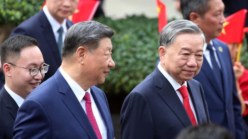 Presiden China Xi Jinping dan Sekretaris Jenderal Partai Komunis Vietnam To Lam mengadakan pertemuan bilateral di Hanoi, Vietnam, Senin (14/4/2025). (NHAC NGUYEN/Pool via REUTERS)