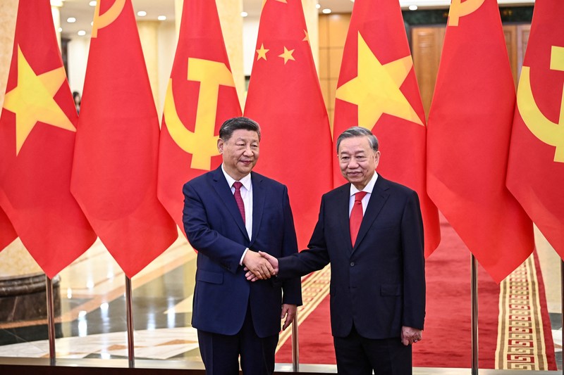Presiden China Xi Jinping dan Sekretaris Jenderal Partai Komunis Vietnam To Lam mengadakan pertemuan bilateral di Hanoi, Vietnam, Senin (14/4/2025). (NHAC NGUYEN/Pool via REUTERS) Presiden China Xi Jinping dan Sekretaris Jenderal Partai Komunis Vietnam To Lam mengadakan pertemuan bilateral di Hanoi, Vietnam, Senin (14/4/2025). (NHAC NGUYEN/Pool via REUTERS)