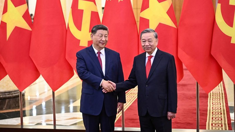 Presiden China Xi Jinping dan Sekretaris Jenderal Partai Komunis Vietnam To Lam mengadakan pertemuan bilateral di Hanoi, Vietnam, Senin (14/4/2025). (NHAC NGUYEN/Pool via REUTERS)