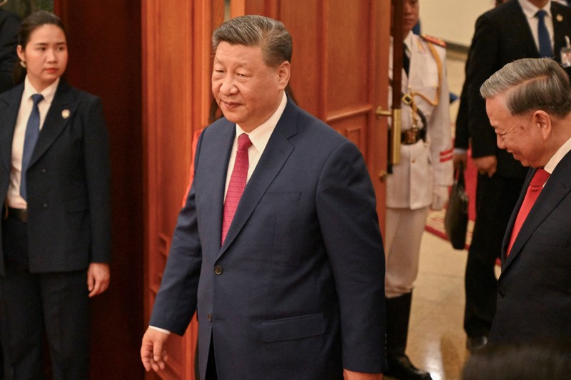 Presiden China Xi Jinping dan Sekretaris Jenderal Partai Komunis Vietnam To Lam mengadakan pertemuan bilateral di Hanoi, Vietnam, Senin (14/4/2025). (NHAC NGUYEN/Pool via REUTERS) Presiden China Xi Jinping dan Sekretaris Jenderal Partai Komunis Vietnam To Lam mengadakan pertemuan bilateral di Hanoi, Vietnam, Senin (14/4/2025). (NHAC NGUYEN/Pool via REUTERS)