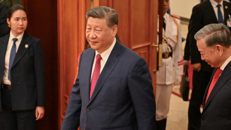 Presiden China Xi Jinping dan Sekretaris Jenderal Partai Komunis Vietnam To Lam mengadakan pertemuan bilateral di Hanoi, Vietnam, Senin (14/4/2025). (NHAC NGUYEN/Pool via REUTERS)