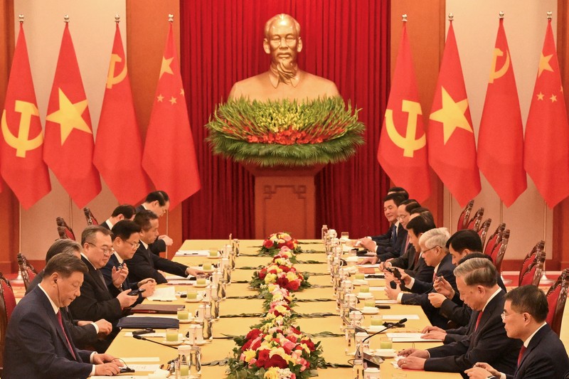 Presiden China Xi Jinping dan Sekretaris Jenderal Partai Komunis Vietnam To Lam mengadakan pertemuan bilateral di Hanoi, Vietnam, Senin (14/4/2025). (NHAC NGUYEN/Pool via REUTERS) Presiden China Xi Jinping dan Sekretaris Jenderal Partai Komunis Vietnam To Lam mengadakan pertemuan bilateral di Hanoi, Vietnam, Senin (14/4/2025). (NHAC NGUYEN/Pool via REUTERS)
