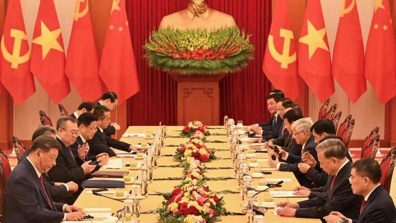 Presiden China Xi Jinping dan Sekretaris Jenderal Partai Komunis Vietnam To Lam mengadakan pertemuan bilateral di Hanoi, Vietnam, Senin (14/4/2025). (NHAC NGUYEN/Pool via REUTERS)