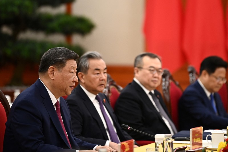 Presiden China Xi Jinping dan Sekretaris Jenderal Partai Komunis Vietnam To Lam mengadakan pertemuan bilateral di Hanoi, Vietnam, Senin (14/4/2025). (NHAC NGUYEN/Pool via REUTERS) Presiden China Xi Jinping dan Sekretaris Jenderal Partai Komunis Vietnam To Lam mengadakan pertemuan bilateral di Hanoi, Vietnam, Senin (14/4/2025). (NHAC NGUYEN/Pool via REUTERS)