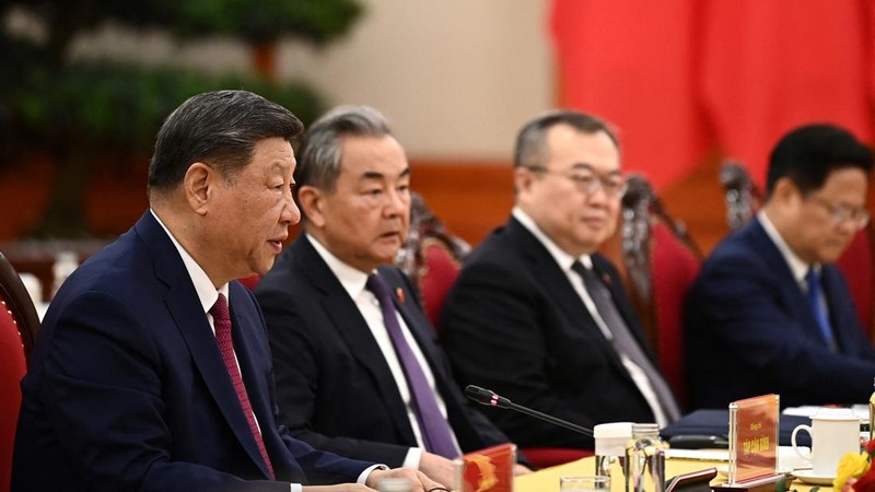 Presiden China Xi Jinping dan Sekretaris Jenderal Partai Komunis Vietnam To Lam mengadakan pertemuan bilateral di Hanoi, Vietnam, Senin (14/4/2025). (NHAC NGUYEN/Pool via REUTERS)