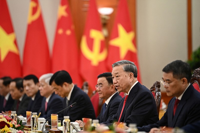 Presiden China Xi Jinping dan Sekretaris Jenderal Partai Komunis Vietnam To Lam mengadakan pertemuan bilateral di Hanoi, Vietnam, Senin (14/4/2025). (NHAC NGUYEN/Pool via REUTERS) Presiden China Xi Jinping dan Sekretaris Jenderal Partai Komunis Vietnam To Lam mengadakan pertemuan bilateral di Hanoi, Vietnam, Senin (14/4/2025). (NHAC NGUYEN/Pool via REUTERS)