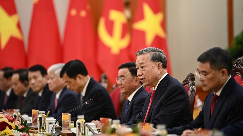 Presiden China Xi Jinping dan Sekretaris Jenderal Partai Komunis Vietnam To Lam mengadakan pertemuan bilateral di Hanoi, Vietnam, Senin (14/4/2025). (NHAC NGUYEN/Pool via REUTERS)