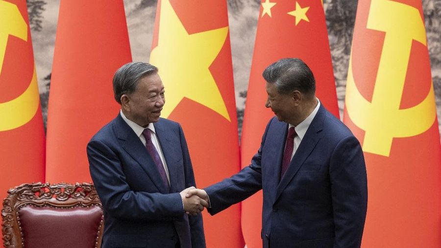 Presiden China Xi Jinping (kanan) dan Presiden Vietnam To Lam berjabat tangan setelah upacara penandatanganan di Aula Besar Rakyat di Beijing pada 19 Agustus 2024. (AFP/ANDRES MARTINEZ CASARES/File Foto) (ANDRES MARTINEZ CASARES / POOL / AFP/File Foto)