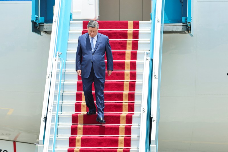 Presiden China Xi Jinping tiba untuk kunjungan kenegaraan dua hari di Bandara Internasional Noi Bai, Hanoi, Vietnam, Senin (14/4/2025). (REUTERS/Athit Perawongmetha/Pool) Presiden China Xi Jinping tiba untuk kunjungan kenegaraan dua hari di Bandara Internasional Noi Bai, Hanoi, Vietnam, Senin (14/4/2025). (REUTERS/Athit Perawongmetha/Pool)