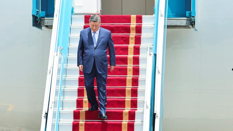 Presiden China Xi Jinping tiba untuk kunjungan kenegaraan dua hari di Bandara Internasional Noi Bai, Hanoi, Vietnam, Senin (14/4/2025). (REUTERS/Athit Perawongmetha/Pool)