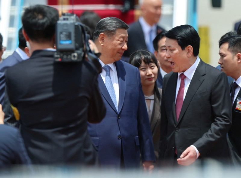 Presiden China Xi Jinping tiba untuk kunjungan kenegaraan dua hari di Bandara Internasional Noi Bai, Hanoi, Vietnam, Senin (14/4/2025). (REUTERS/Athit Perawongmetha/Pool) Presiden China Xi Jinping tiba untuk kunjungan kenegaraan dua hari di Bandara Internasional Noi Bai, Hanoi, Vietnam, Senin (14/4/2025). (REUTERS/Athit Perawongmetha/Pool)