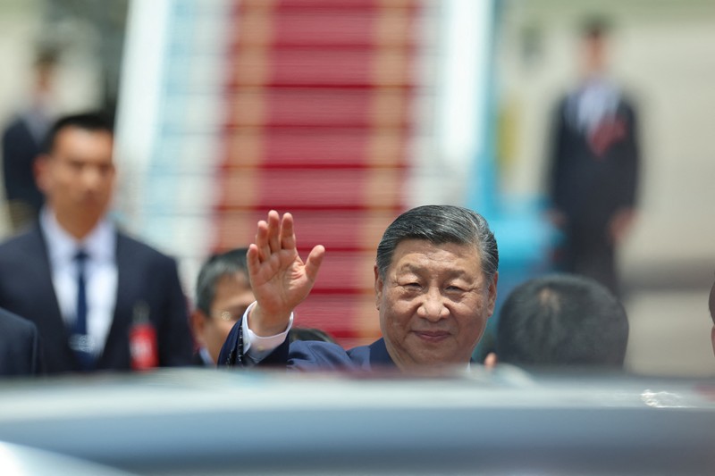 Presiden China Xi Jinping tiba untuk kunjungan kenegaraan dua hari di Bandara Internasional Noi Bai, Hanoi, Vietnam, Senin (14/4/2025). (REUTERS/Athit Perawongmetha/Pool) Presiden China Xi Jinping tiba untuk kunjungan kenegaraan dua hari di Bandara Internasional Noi Bai, Hanoi, Vietnam, Senin (14/4/2025). (REUTERS/Athit Perawongmetha/Pool)