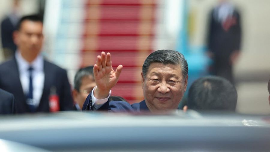 Presiden China Xi Jinping tiba untuk kunjungan kenegaraan dua hari di Bandara Internasional Noi Bai, Hanoi, Vietnam, Senin (14/4/2025). (REUTERS/Athit Perawongmetha/Pool)