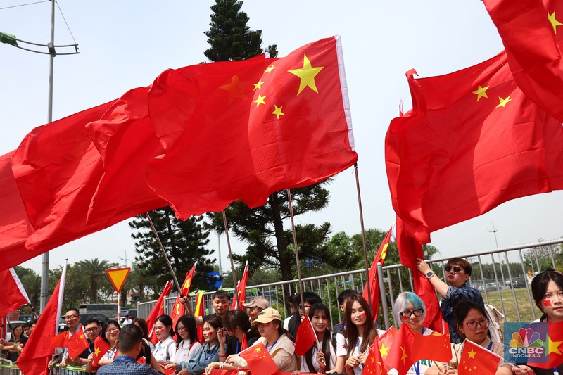Presiden China Xi Jinping tiba untuk kunjungan kenegaraan dua hari di Bandara Internasional Noi Bai, Hanoi, Vietnam, Senin (14/4/2025). (REUTERS/Athit Perawongmetha/Pool) Presiden China Xi Jinping tiba untuk kunjungan kenegaraan dua hari di Bandara Internasional Noi Bai, Hanoi, Vietnam, Senin (14/4/2025). (REUTERS/Athit Perawongmetha/Pool)