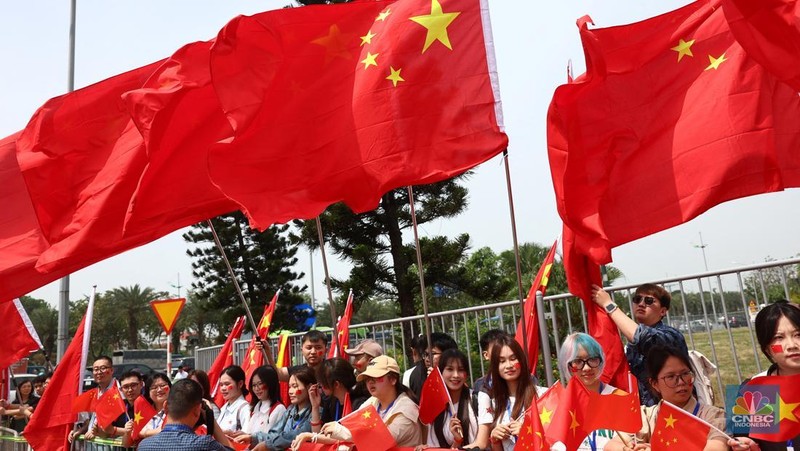 Presiden China Xi Jinping tiba untuk kunjungan kenegaraan dua hari di Bandara Internasional Noi Bai, Hanoi, Vietnam, Senin (14/4/2025). (REUTERS/Athit Perawongmetha/Pool)