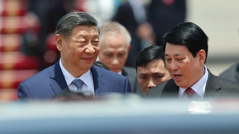 Presiden China Xi Jinping tiba untuk kunjungan kenegaraan dua hari di Bandara Internasional Noi Bai, Hanoi, Vietnam, Senin (14/4/2025). (REUTERS/Athit Perawongmetha/Pool)